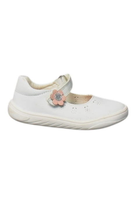 A White Flats from Pablosky in size 18-24M for girl. (Front View)