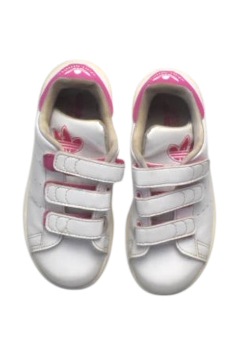 A White Sneakers from Adidas in size 5T for girl. (Back View)