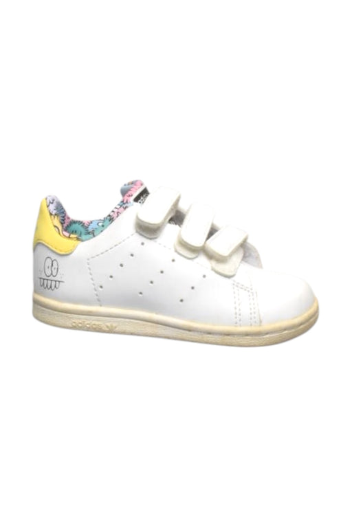 A White Sneakers from Adidas in size 18-24M for girl. (Front View)