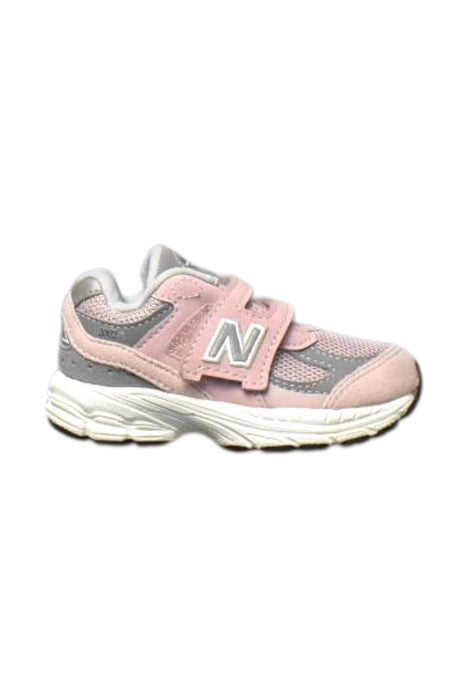A Grey Sneakers from New Balance in size 18-24M for girl. (Front View)