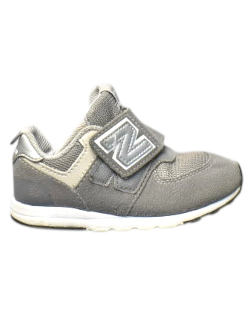 A Grey Sneakers from New Balance in size 3T for boy. (Front View)