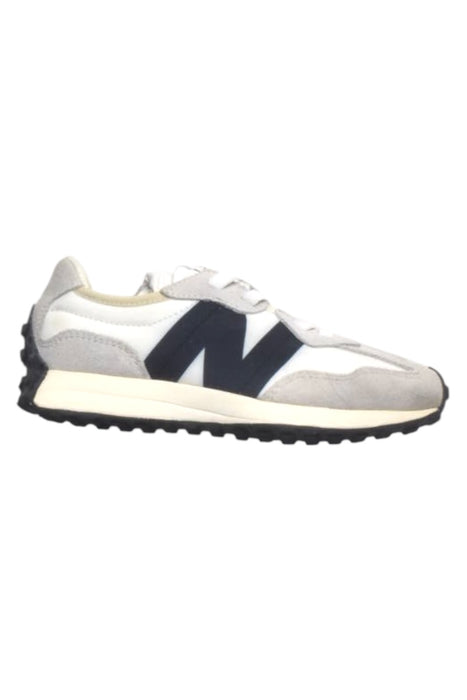 A White Sneakers from New Balance in size 6T for boy. (Front View)