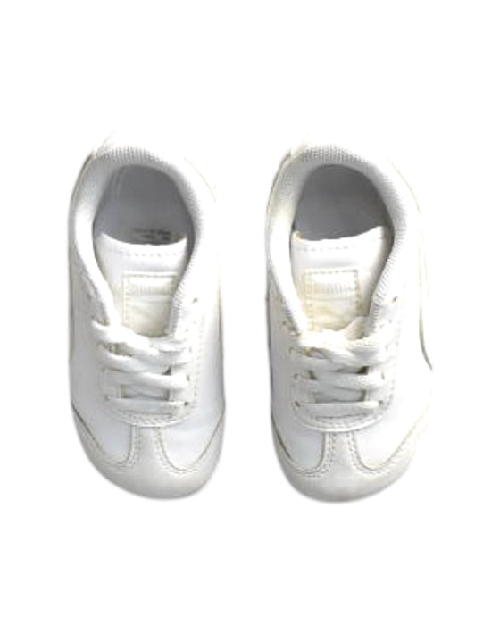 A White Sneakers from Puma in size 7Y for neutral. (Back View)