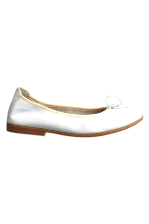 A White Flats from Pablosky in size 9Y for girl. (Front View)