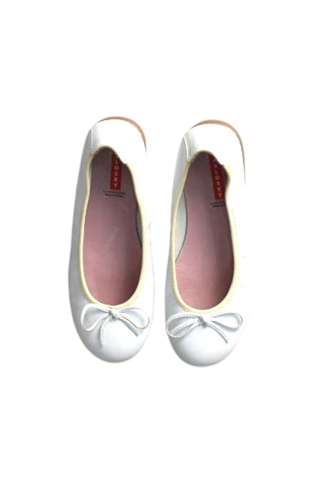 A White Flats from Pablosky in size 9Y for girl. (Back View)