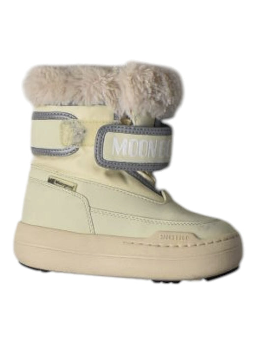 A Ivory Winter Boots from Moon Boot in size 5T for girl. (Front View)