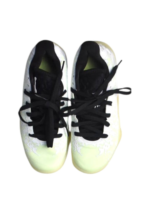 A White Sneakers from Air Jordan in size 10Y for boy. (Back View)