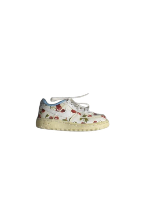 A Grey Sneakers from Nike in size 3T for girl. (Front View)