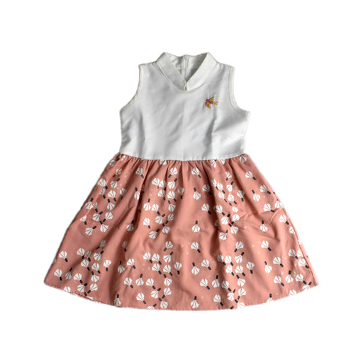 A White Sleeveless Dresses from Le Petit Society in size 5T for girl. (Front View)