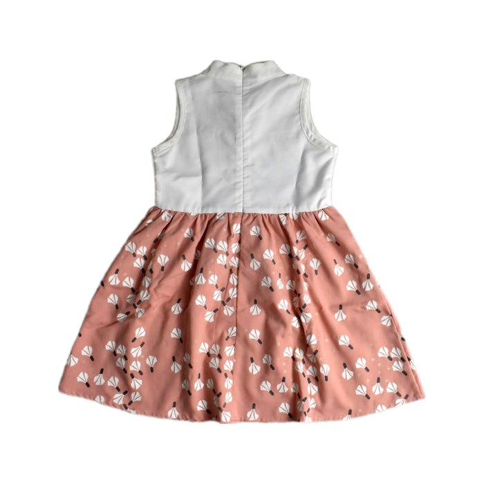 A White Sleeveless Dresses from Le Petit Society in size 5T for girl. (Back View)