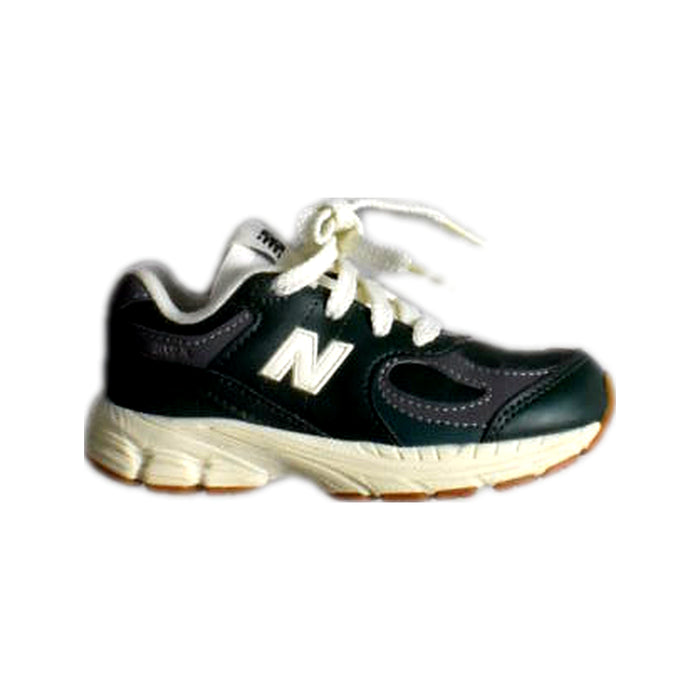 A Navy Sneakers from New Balance in size 4T for neutral. (Front View)