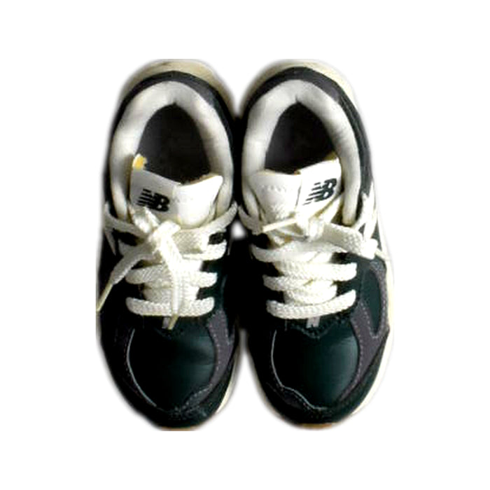 A Navy Sneakers from New Balance in size 4T for neutral. (Back View)