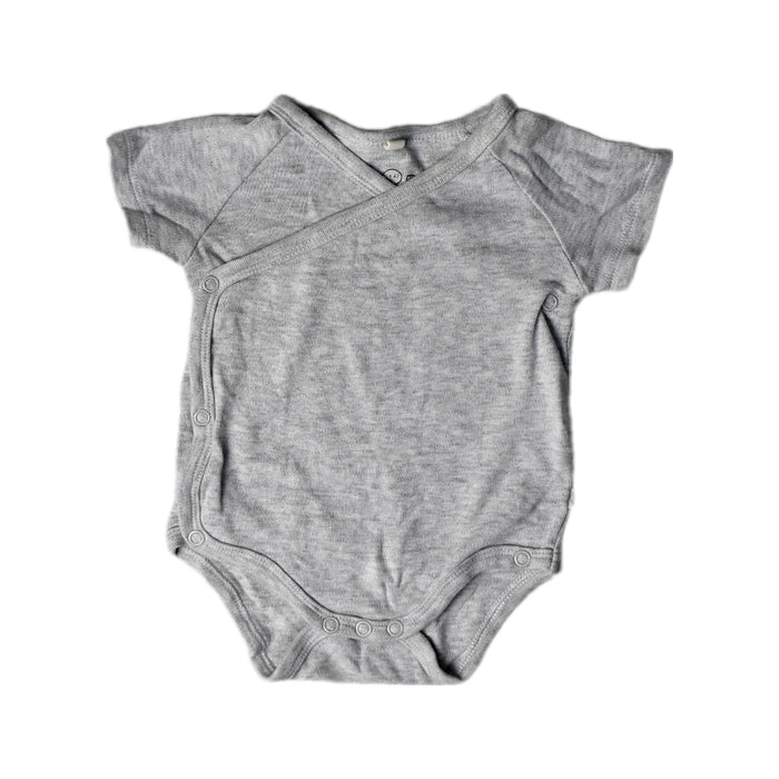 A Grey Short Sleeve Bodysuits from Mori in size 3-6M for neutral. (Front View)