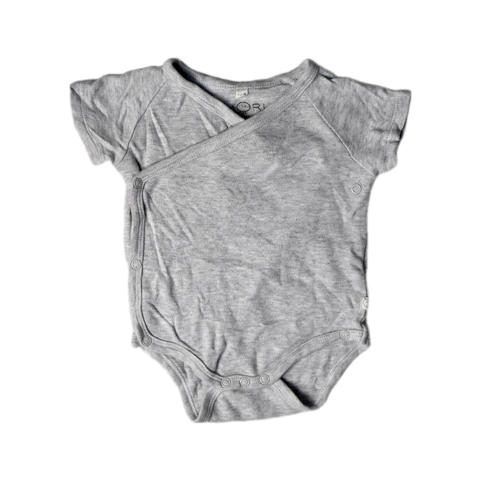 A Grey Short Sleeve Bodysuits from Mori in size 3-6M for neutral. (Front View)