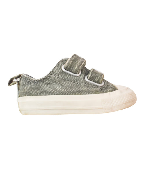 A Green Sneakers from Converse in size  for girl. (Front View)