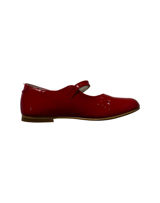 A Red Flats from La Coqueta in size 6T for girl. (Back View)