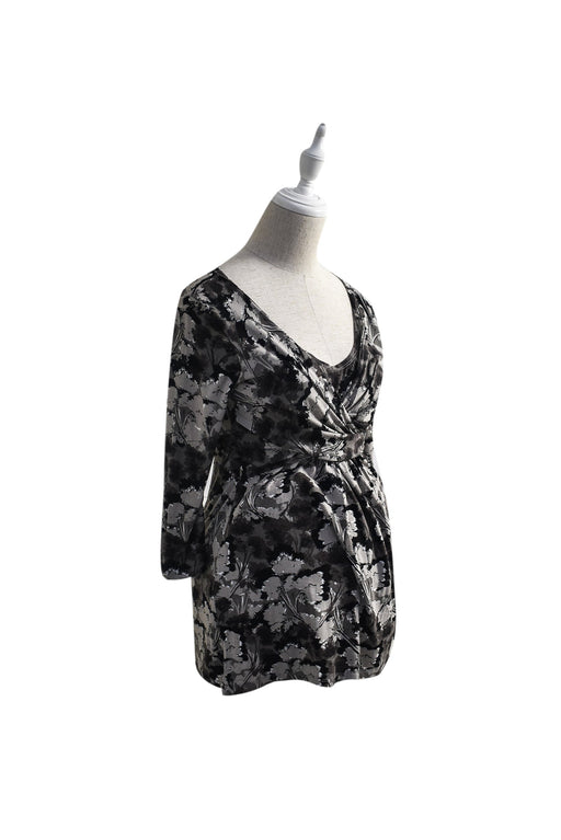 A Grey Nursing Tops from Mothers en Vogue in size S for maternity. (Front View)