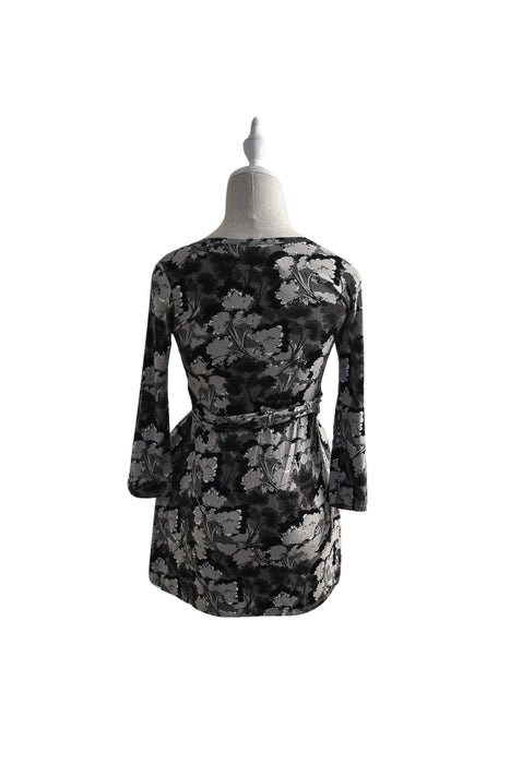 A Grey Nursing Tops from Mothers en Vogue in size S for maternity. (Back View)