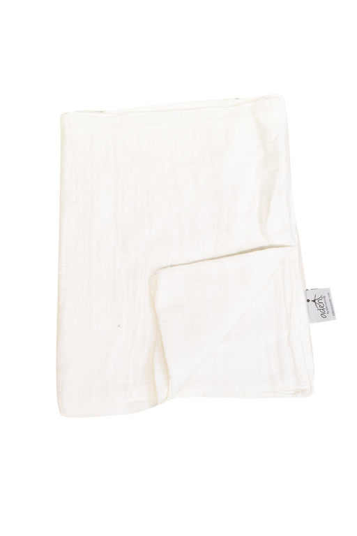 A White Swaddles from Aden & Anais in size O/S for girl. (Front View)