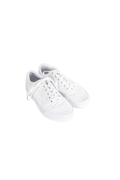 A White Sneakers from Vans in size 9Y for neutral. (Front View)