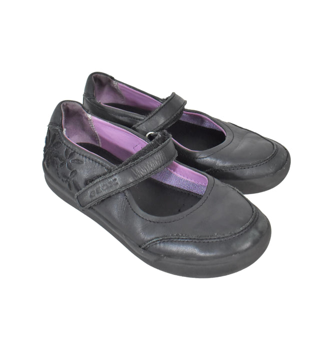 A Black Flats from Geox in size 6T for girl. (Back View)