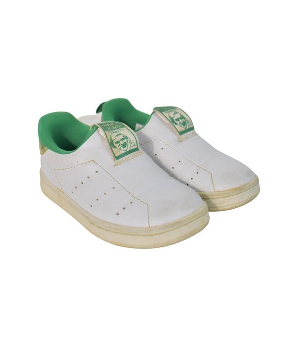 A White Sneakers from Adidas in size 18-24M for neutral. (Back View)