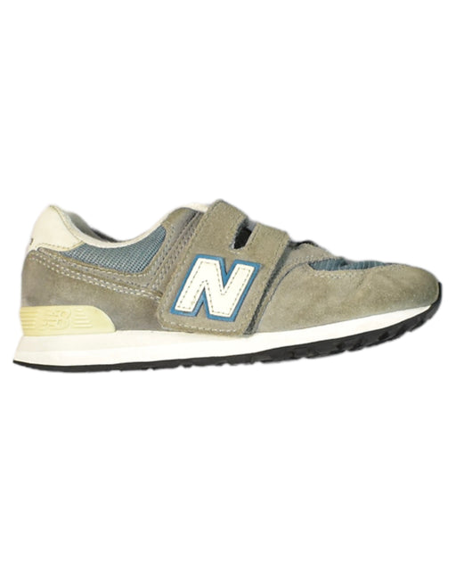A Brown Sneakers from New Balance in size 6T for boy. (Front View)