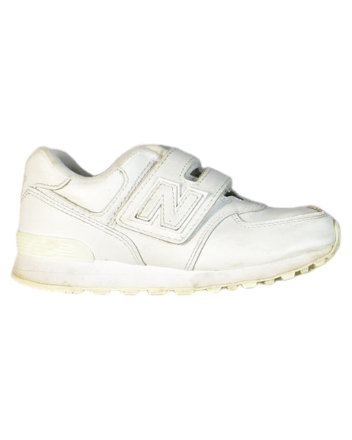 A White Sneakers from New Balance in size 6T for boy. (Front View)