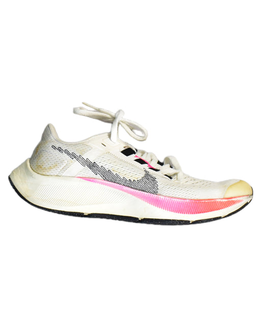 A White Sneakers from Nike in size 11Y for girl. (Front View)