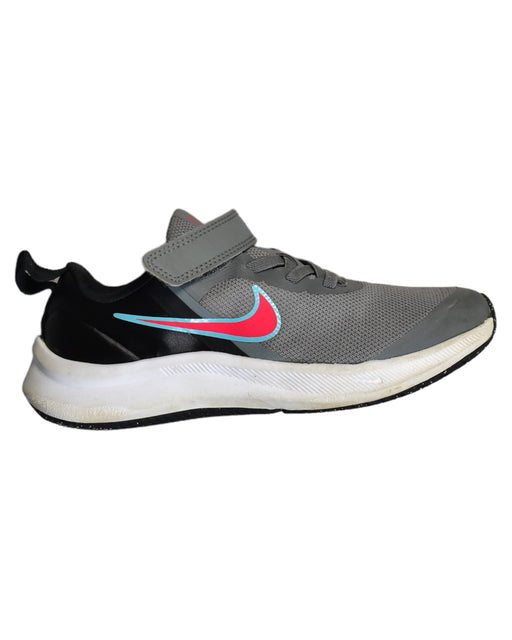 A Grey Sneakers from Nike in size 7Y for boy. (Front View)