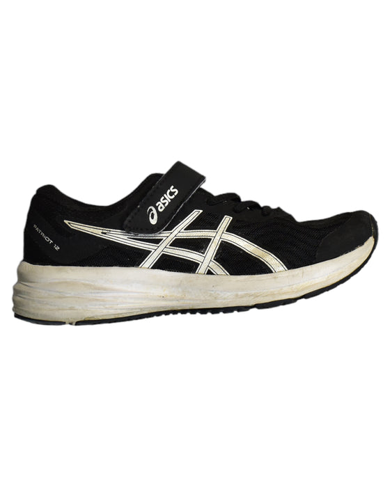 A Black Sneakers from ASICS in size 7Y for boy. (Front View)