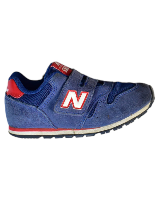A Blue Sneakers from New Balance in size 5T for boy. (Front View)