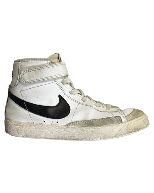 A White Sneakers from Nike in size 6T for boy. (Front View)