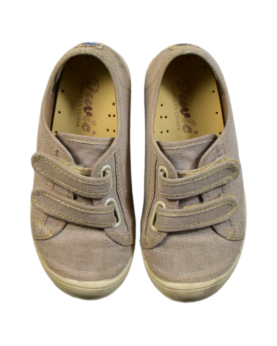 A Beige Sneakers from Duvic in size 5T for girl. (Back View)