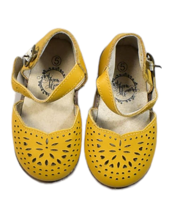 A Yellow Flats from Ivy Jean Dreams in size 18-24M for girl. (Back View)