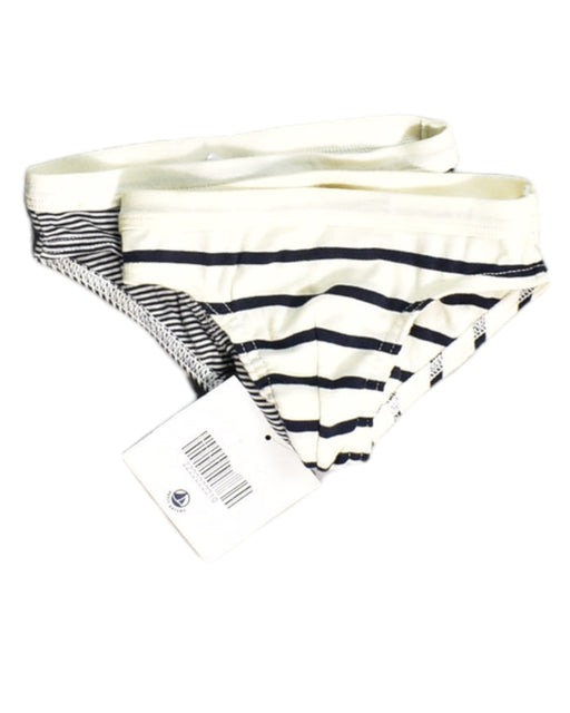 A White Underwear from Petit Bateau in size 2T for boy. (Front View)