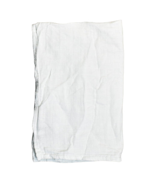 A White Blankets from CamCam in size O/S for neutral. (Front View)