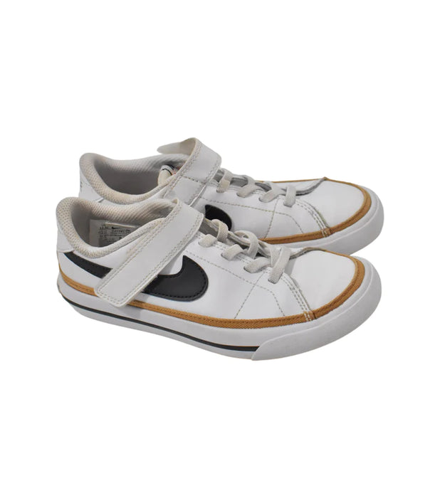 A White Sneakers from Nike in size 6T for neutral. (Back View)