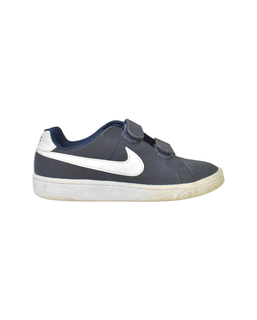 A Navy Sneakers from Nike in size 8Y for neutral. (Front View)