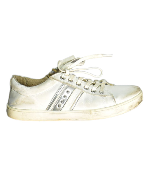 A White Sneakers from Geox in size 11Y for boy. (Front View)