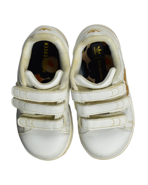 A White Sneakers from Adidas in size 13Y for girl. (Back View)